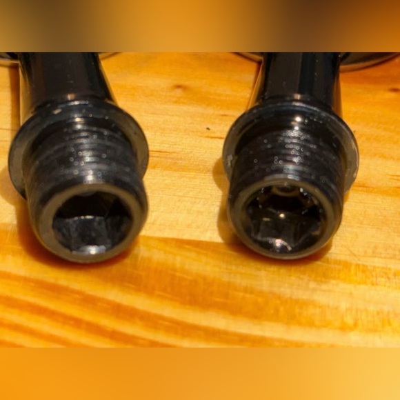 Wahoo dual-sided road pedals – like new condition. - Picture 2 of 3